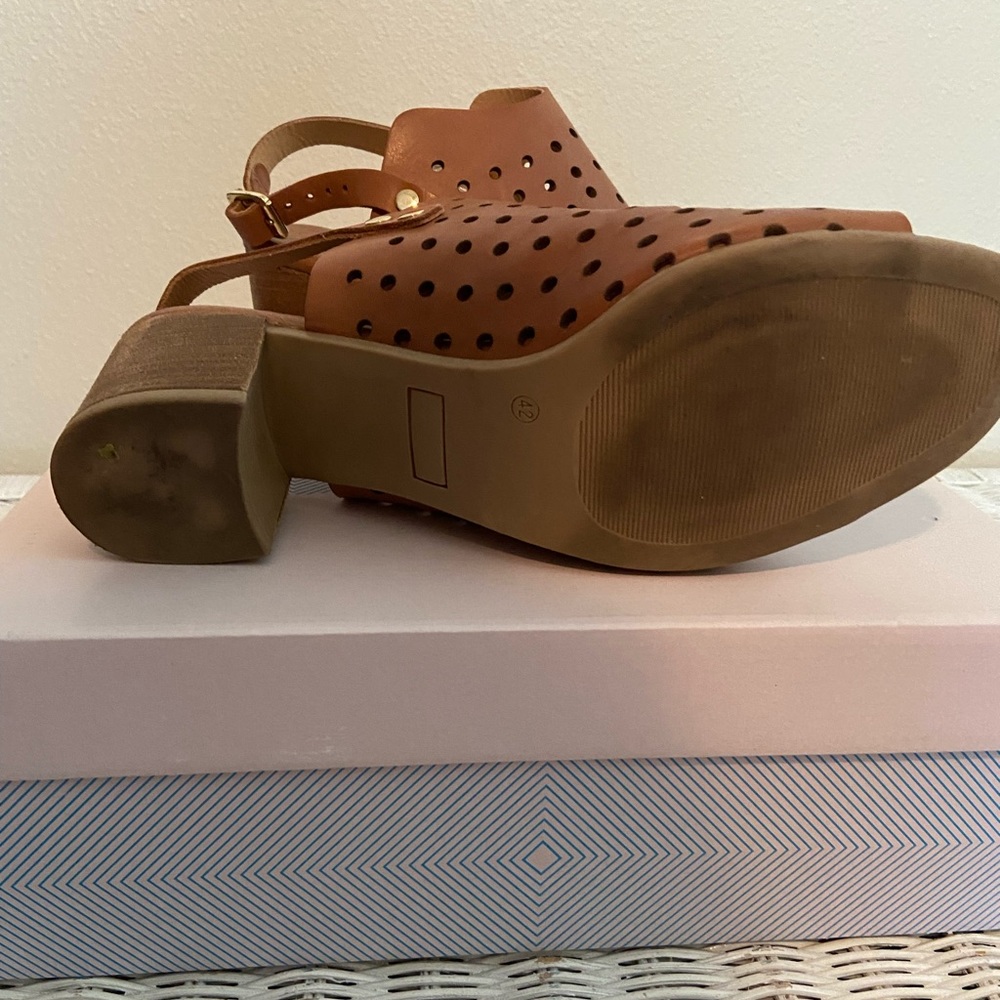 Ladies Tan Leather Block Sandals - Picture 7 of 8